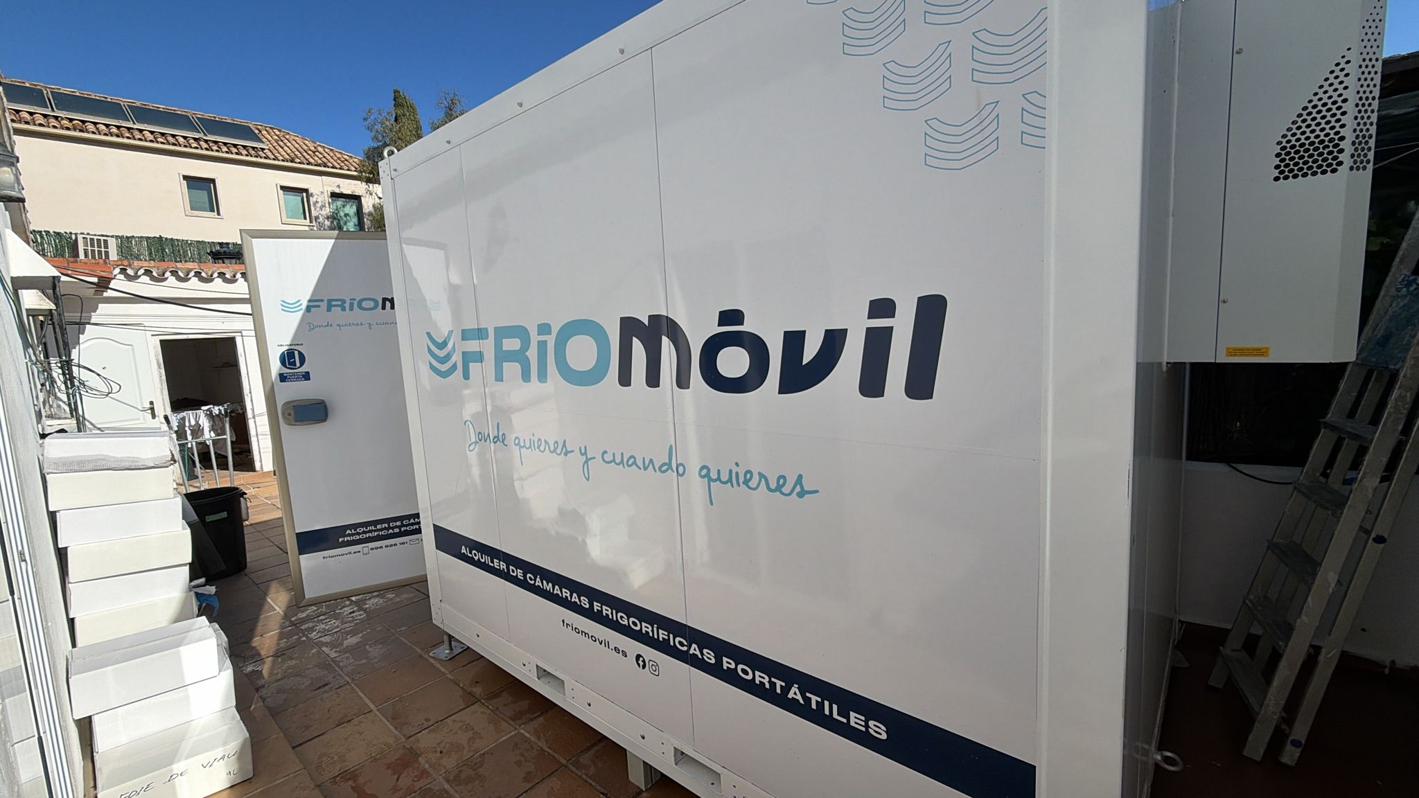 299c93eb-df8c-47fc-9662-007bc011a6e7 cámara frigorífica portátil en alquiler instalada en exterior para eventos y empresas Friomovil